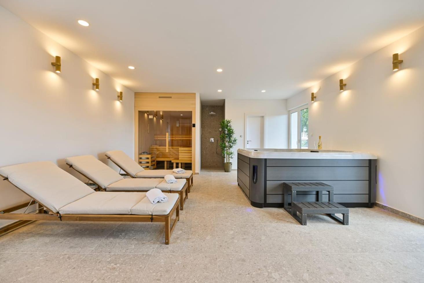 Villa Rozana - Beachfront Wellness Retreat Seget Vranjica Bagian luar foto