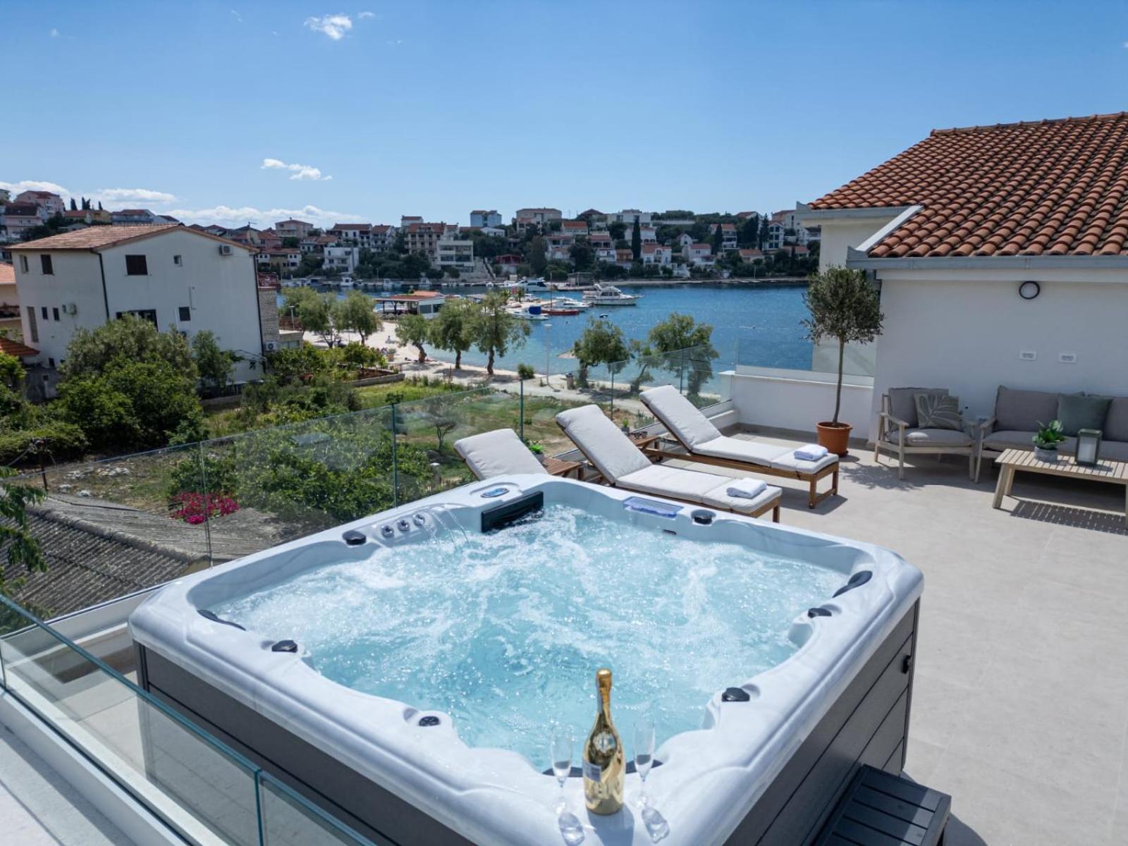Villa Rozana - Beachfront Wellness Retreat Seget Vranjica Bagian luar foto