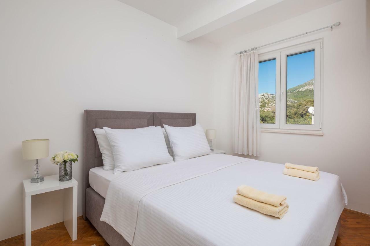 Villa Rozana - Beachfront Wellness Retreat Seget Vranjica Bagian luar foto